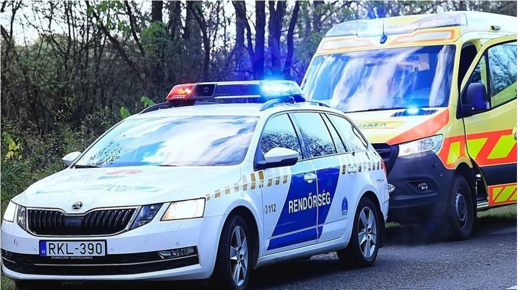 Tűzoltók és mentők dolgoznak az M3-ason történt baleset helyszínén