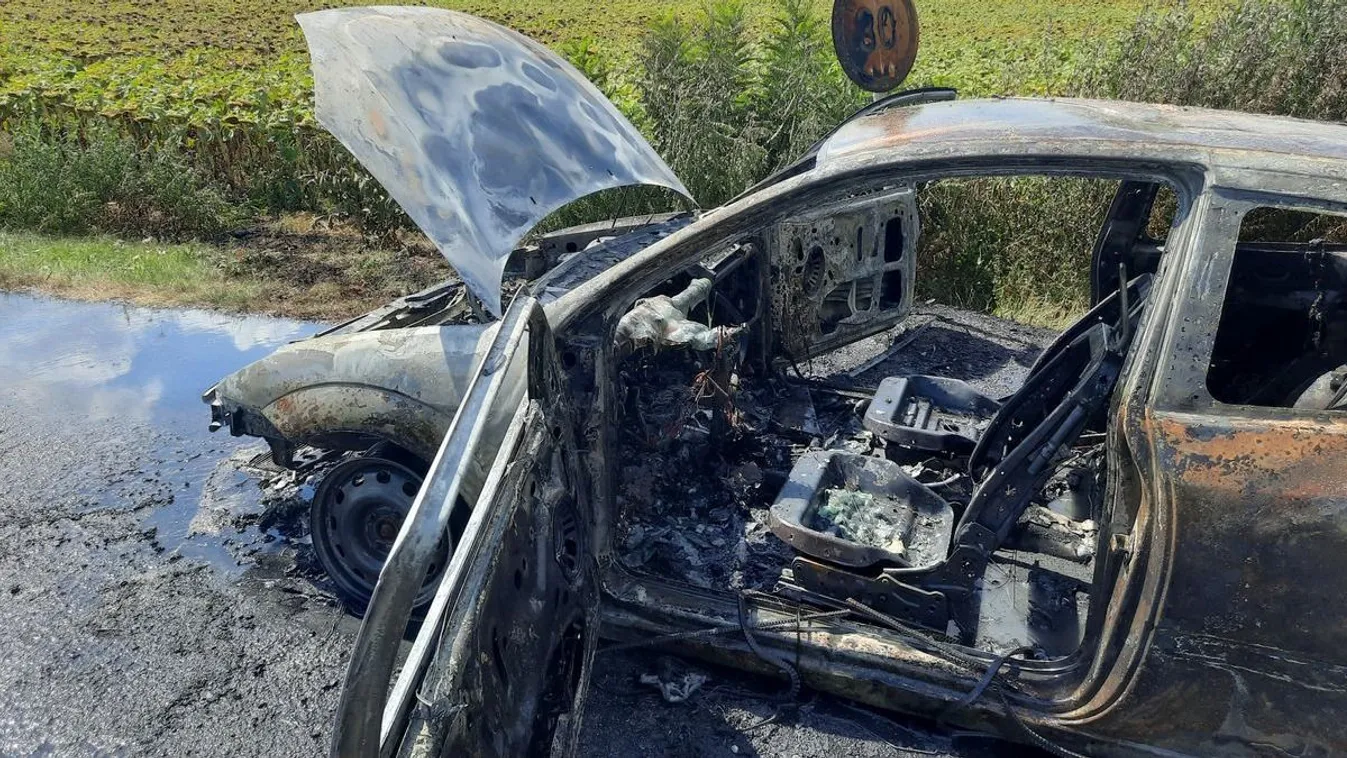 Kigyulladt autó okozott hatalmas tűvészt – helyszíni felvételek Kép