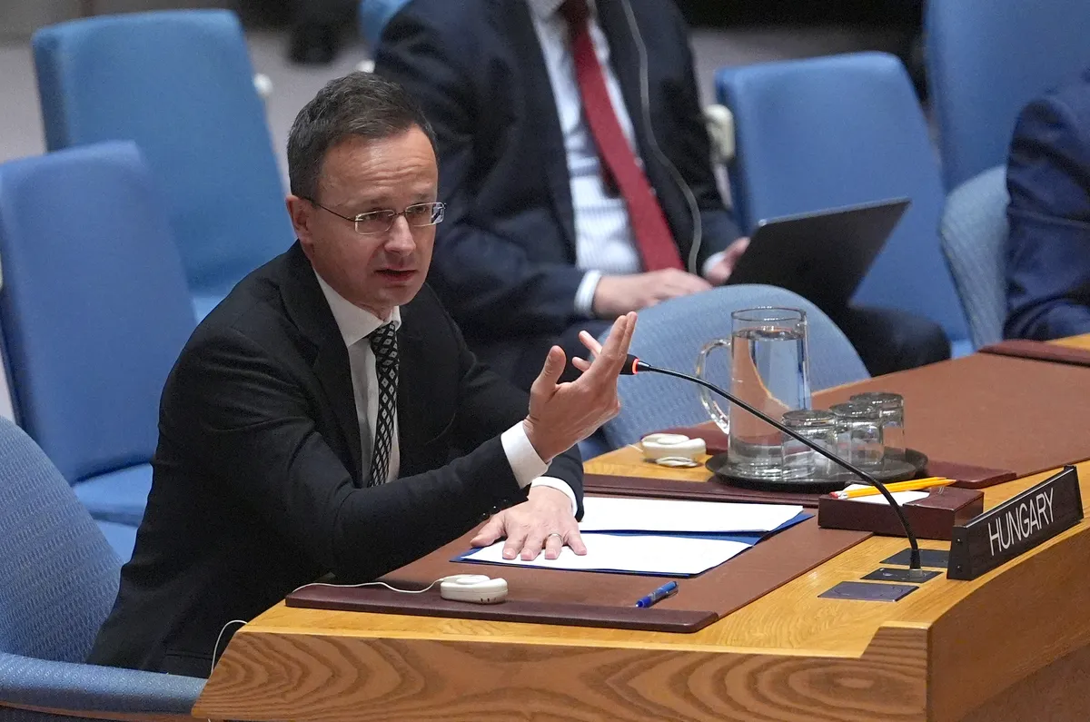 Szijjártó Péter szerint az Európai Bizottság vámügyi döntései kárt okoztak, ezért a magyar kormány amerikai beruházásokkal védi a gazdaságot.