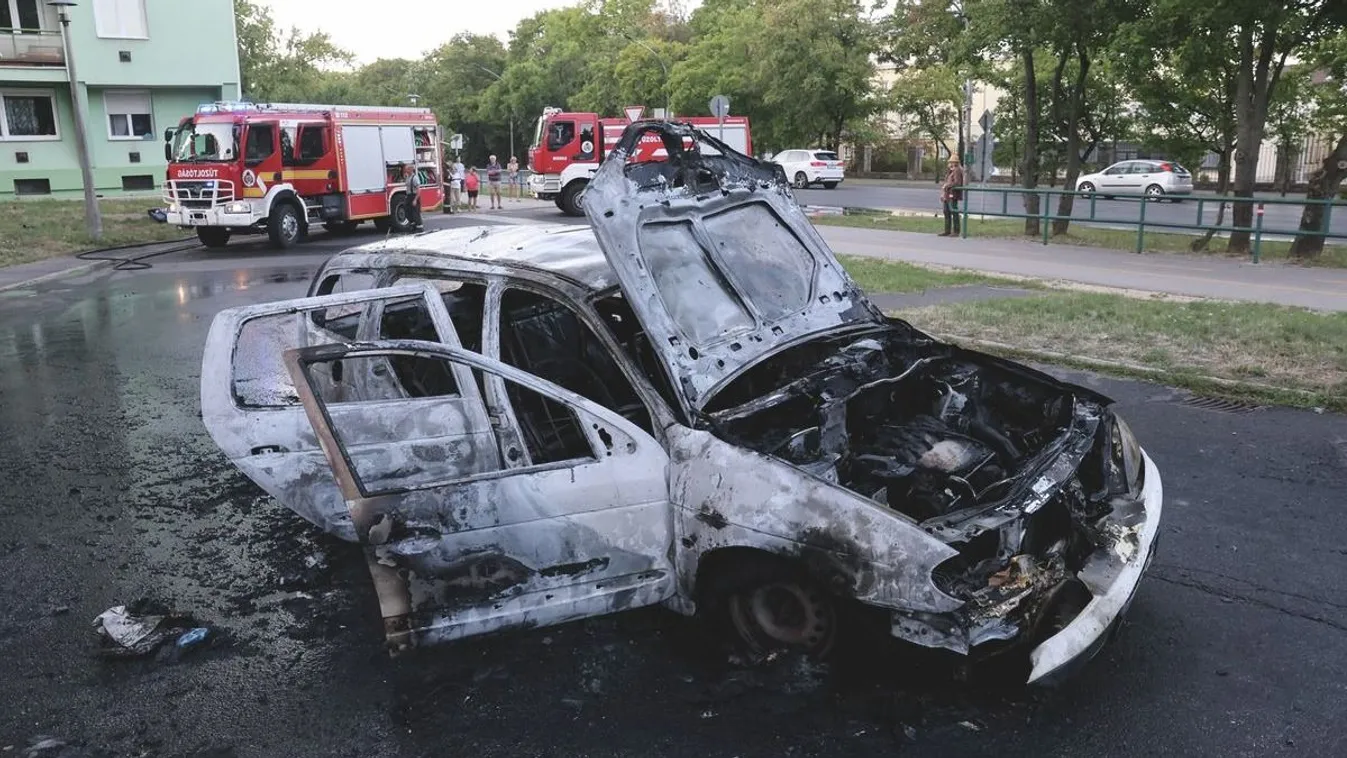 Menet közben gyulladt ki az autó, kiugrani is alig volt ideje a sofőrnek - videó Kép
