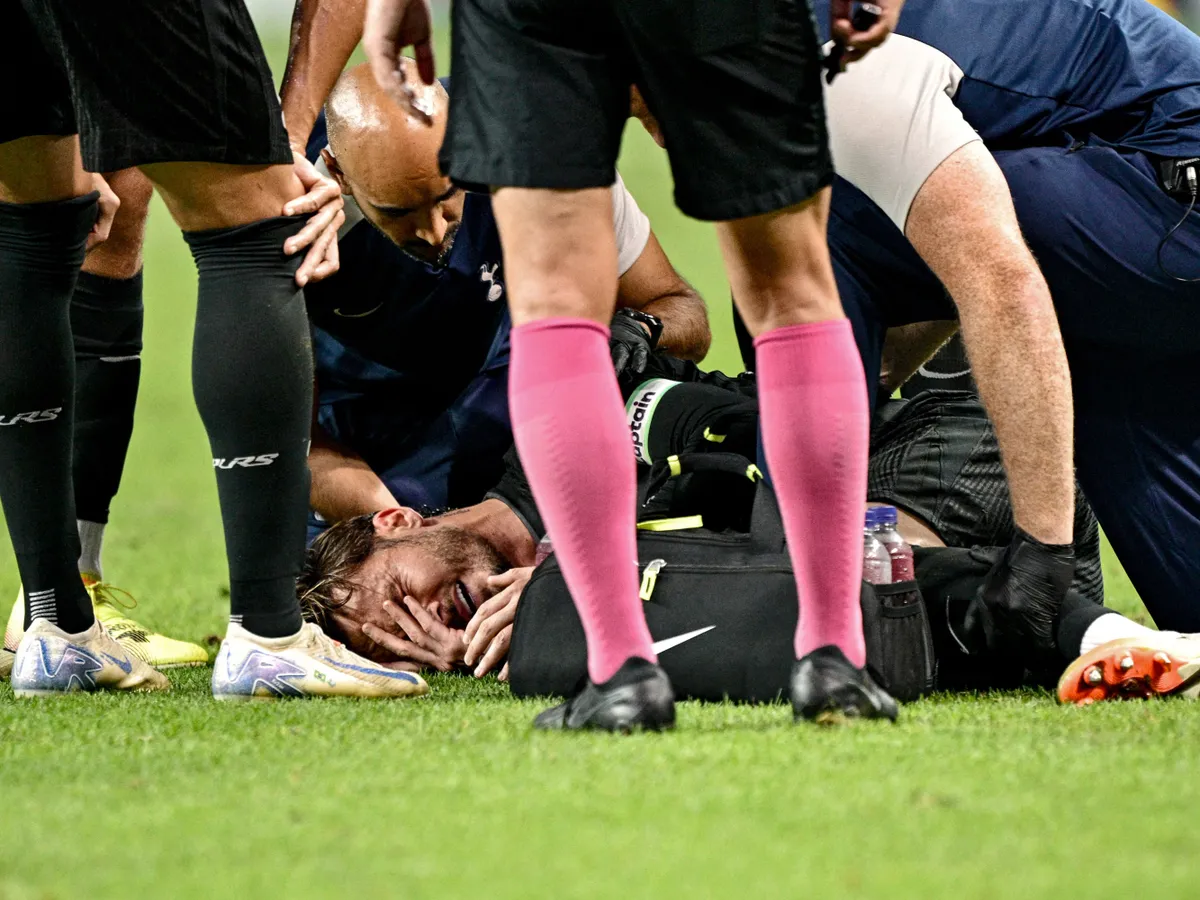 Európa-liga-győztes, (FILES) Tottenham Hotspurs James Maddison (C) reacts before being stretchered off the pitch, after suffering an injury during a friendly football match between Tottenham Hotspur and Newcastle United in Seoul on August 3, 2025. Tottenham midfielder James Maddison is expected to miss most of the upcoming Premier league season after rupturing an anterior cruciate ligament. Maddison collapsed in pain during a 1-1 draw with Newcastle in South Korea on August 3 with no one around him and left the pitch on a stretcher late in the game. (Photo by Anthony WALLACE / AFP)