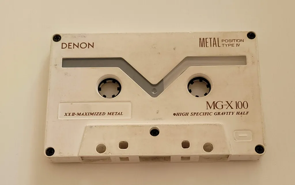 Orion tévé, lemezjátszó, orsós magnó, régi kazettás magnó, walkman, tárcsás telefon.