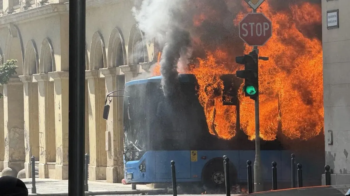 Óriási lángokkal égett egy busz Budapesten – videó