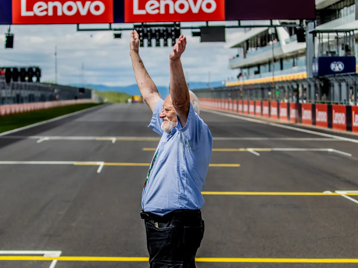 Forma-1 - Magyar Nagydíj, mogyoródi Hungaroring, Mogyoród, Hungaroring, Forma-1MagyarNagydíj, Forma-1, Magyar Nagydíj, Mogyoród, életképek, pilótaparádé, 2025.08.03.  Hide the pain Harold