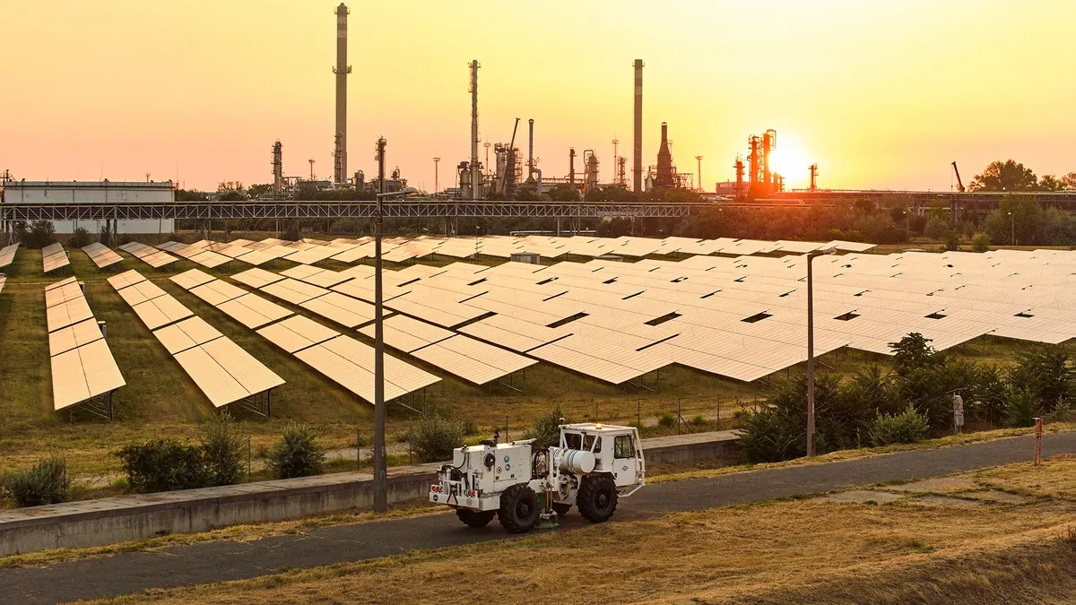 A MOL által kiadott képen a százhalombattai Dunai Finomító, melynek területén geotermikus energia után kutat a vállalat