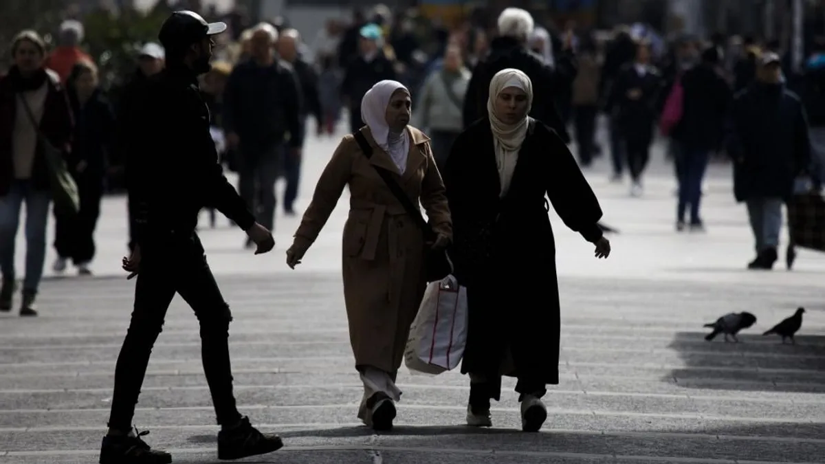 Így veszik hülyére a rendszert a migránsok Ausztriában