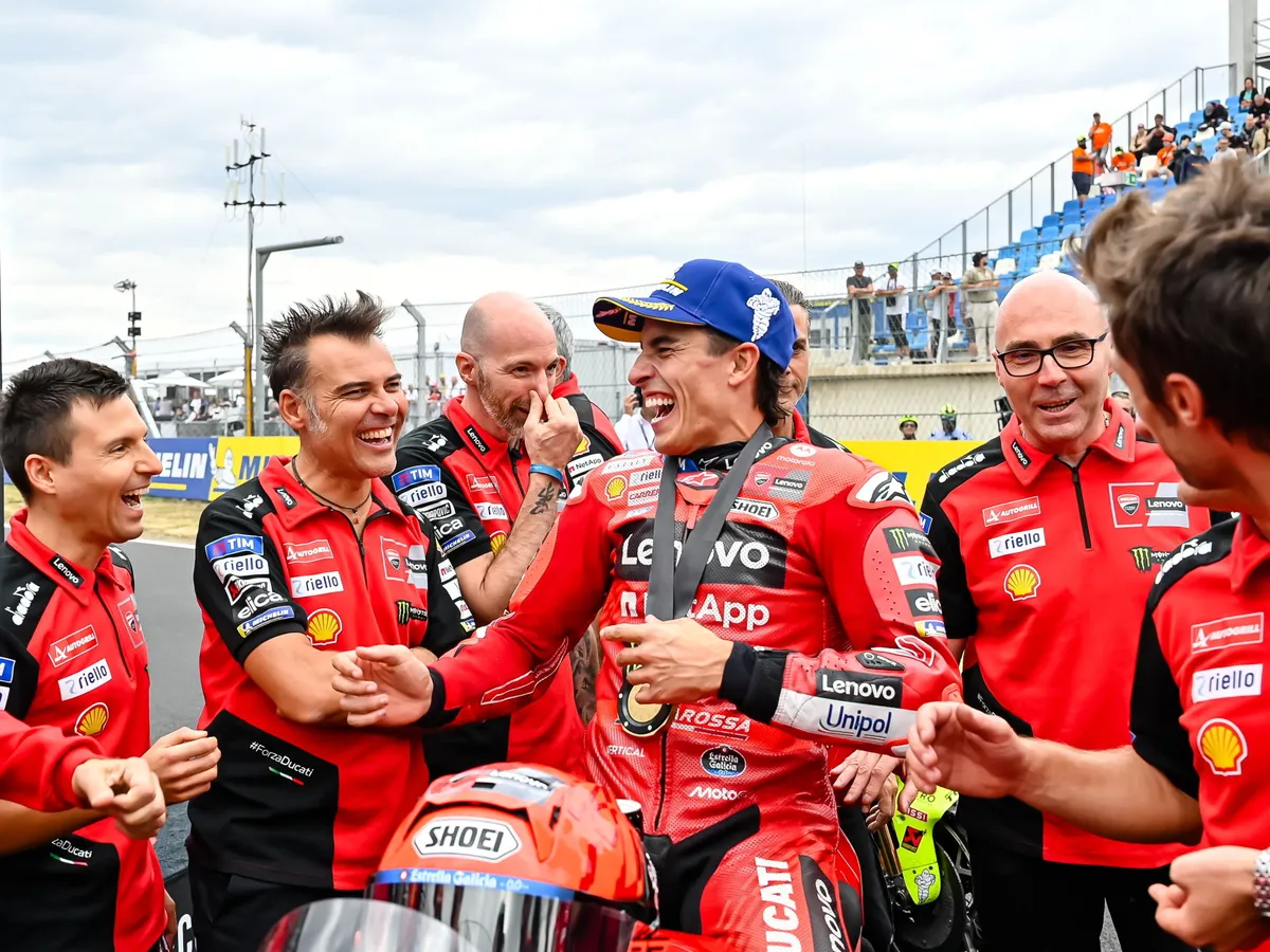 Balatonfőkajár, 2025. augusztus 23.
A győztes spanyol Marc Márquez, a Ducati Lenovo Team versenyzője (k) a MotoGP Magyar Nagydíj sprintfutama után a balatonfőkajári gyorsaságimotoros-világbajnokságon, a Balaton Park Circuit versenypályán 2025. augusztus 23-án.
MTI/Vasvári Tamás