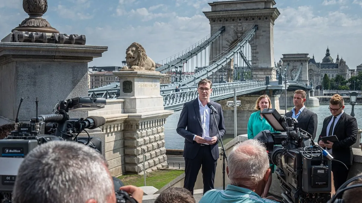 Karácsony Gergely főpolgármester beszédet mond a felújított Lánchíd átadásán a híd budai hídfőjénél 2023. augusztus 4-én. Mögötte Walter Katalin, a Budapesti Közlekedési Központ (BKK) vezérigazgatója (b2) és Csohány András, a kivitelező A-Híd Zrt. vezérigazgatója (b3). A híd rekonstrukciója 2 év 5 hónapig tartott, és bruttó 26,7 milliárd forintba került.
MTI/Szigetváry Zsolt