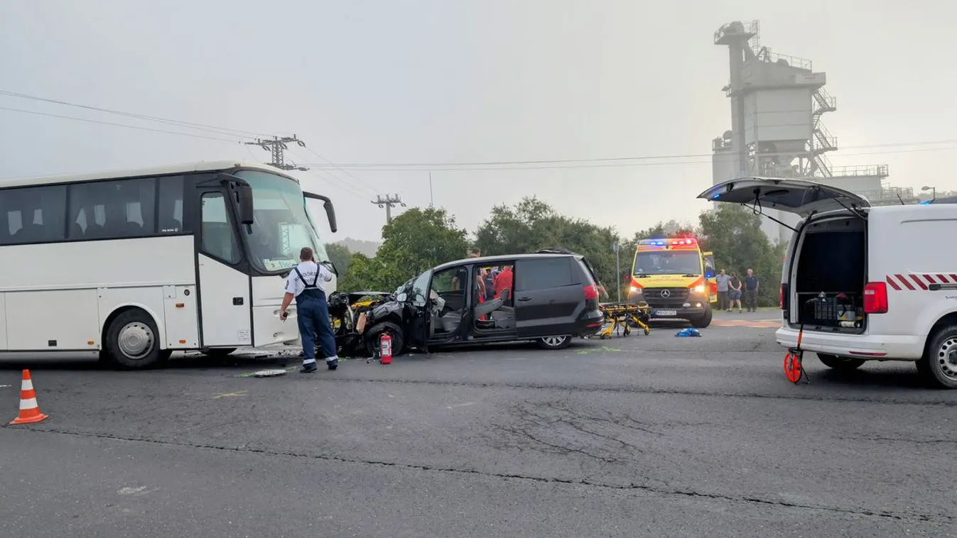 Bedarálta a busz egy mikrobusz elejét, egy férfit újra kellett éleszteni Kép