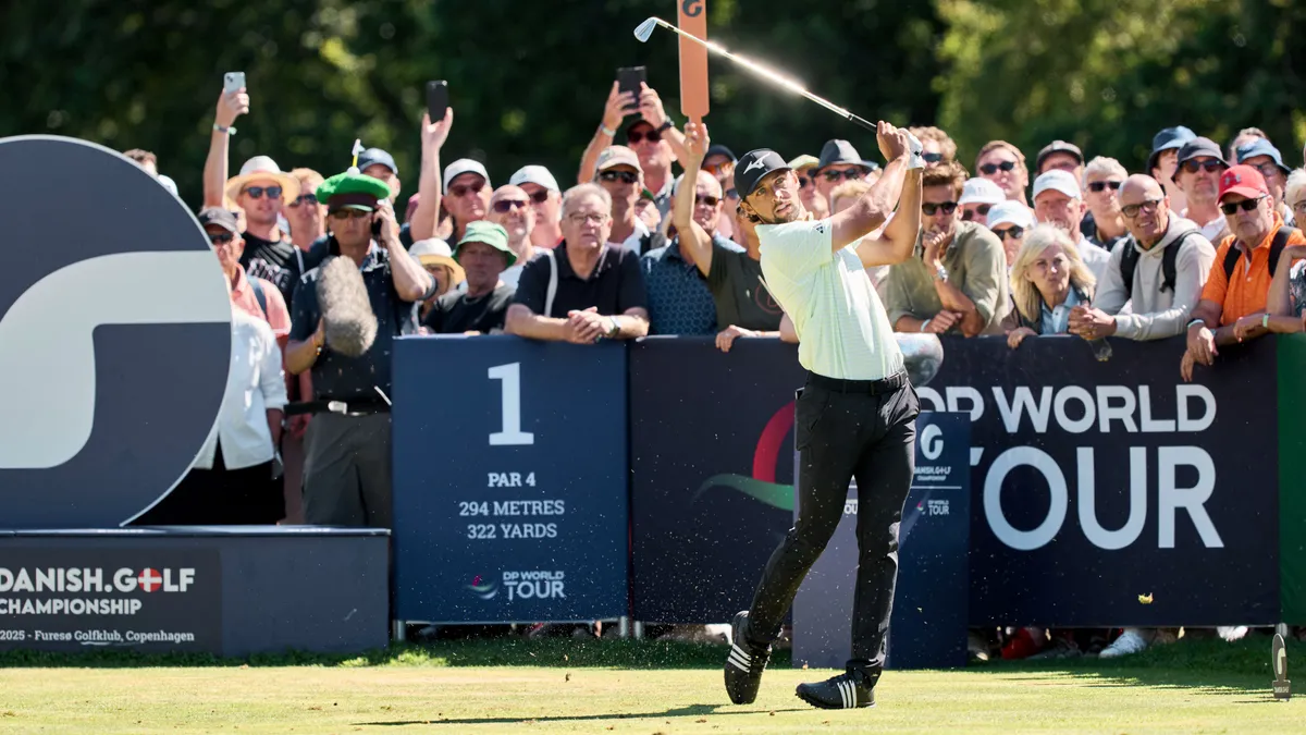 Tiszta Happy Gilmore: a labda egy néző hasán landolt – videó, kép
