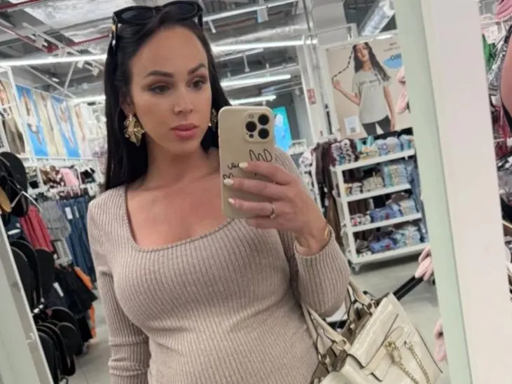 Nem akar jönni a baba, VV Seherezádé humorral próbálja kezelni a helyzetet