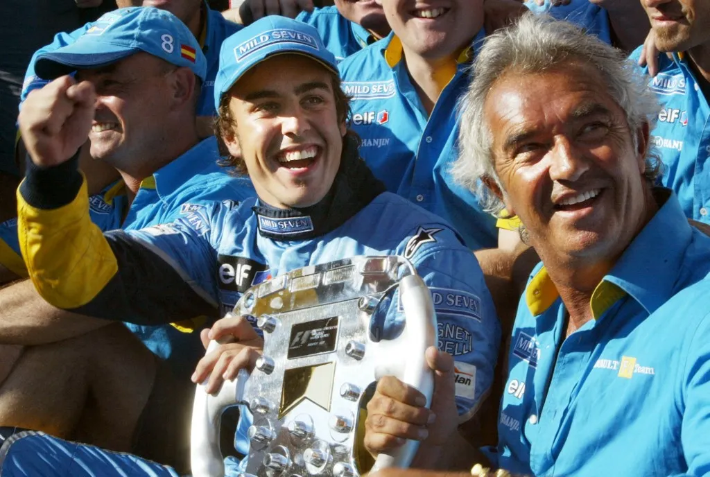 Spanish Renault driver Fernando Alonso (L) and Italian Renault Director Flavio Briatore jubilate flanked by Renault technicians in the pits of the Hungaroring racetrack near Budapest, 24 August 2003, after the Hungarian Formula One Grand Prix. Fernando Alonso won the race ahead of Finnish McLaren-Mercedes driver Kimi Raikkonen and Colombian BMW-Williams driver Juan Pablo Montoya.    AFP PHOTO PIERRE ANDRIEU (Photo by PIERRE ANDRIEU / AFP)