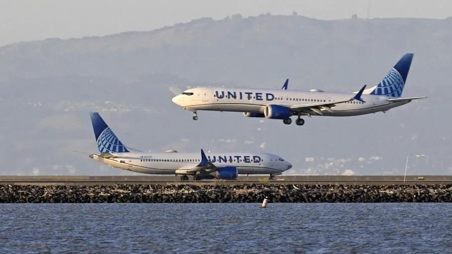 united unitedairlines SAN FRANCISCO, CALIFORNIA - AUG 6: United Airlines planes takeoff and land at San Francisco International Airport (SFO) in San Francisco, California, United States on August 6, 2025 as United Airlines flights grounded nationwide because of computer problems. Tayfun Coskun / Anadolu (Photo by Tayfun Coskun / Anadolu via AFP)