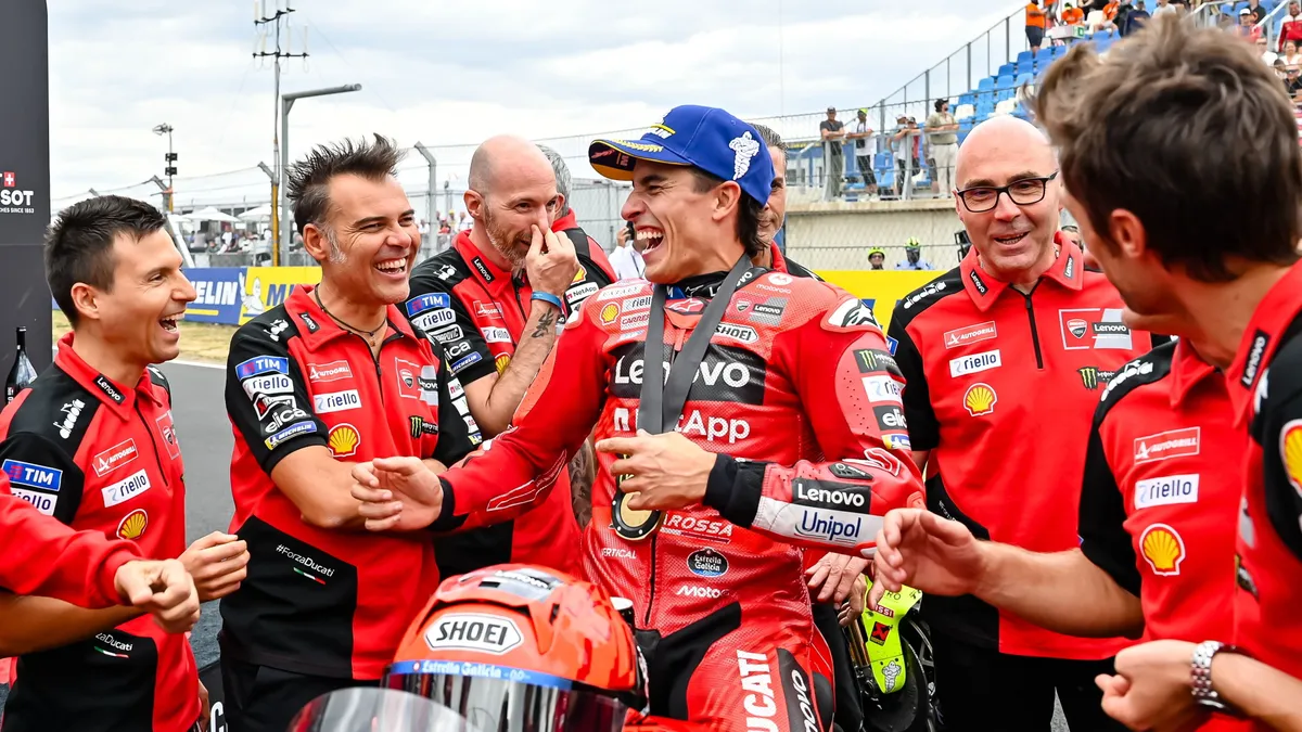 Balatonfőkajár, 2025. augusztus 23.
A győztes spanyol Marc Márquez, a Ducati Lenovo Team versenyzője (k) a MotoGP Magyar Nagydíj sprintfutama után a balatonfőkajári gyorsaságimotoros-világbajnokságon, a Balaton Park Circuit versenypályán 2025. augusztus 23-án.
MTI/Vasvári Tamás