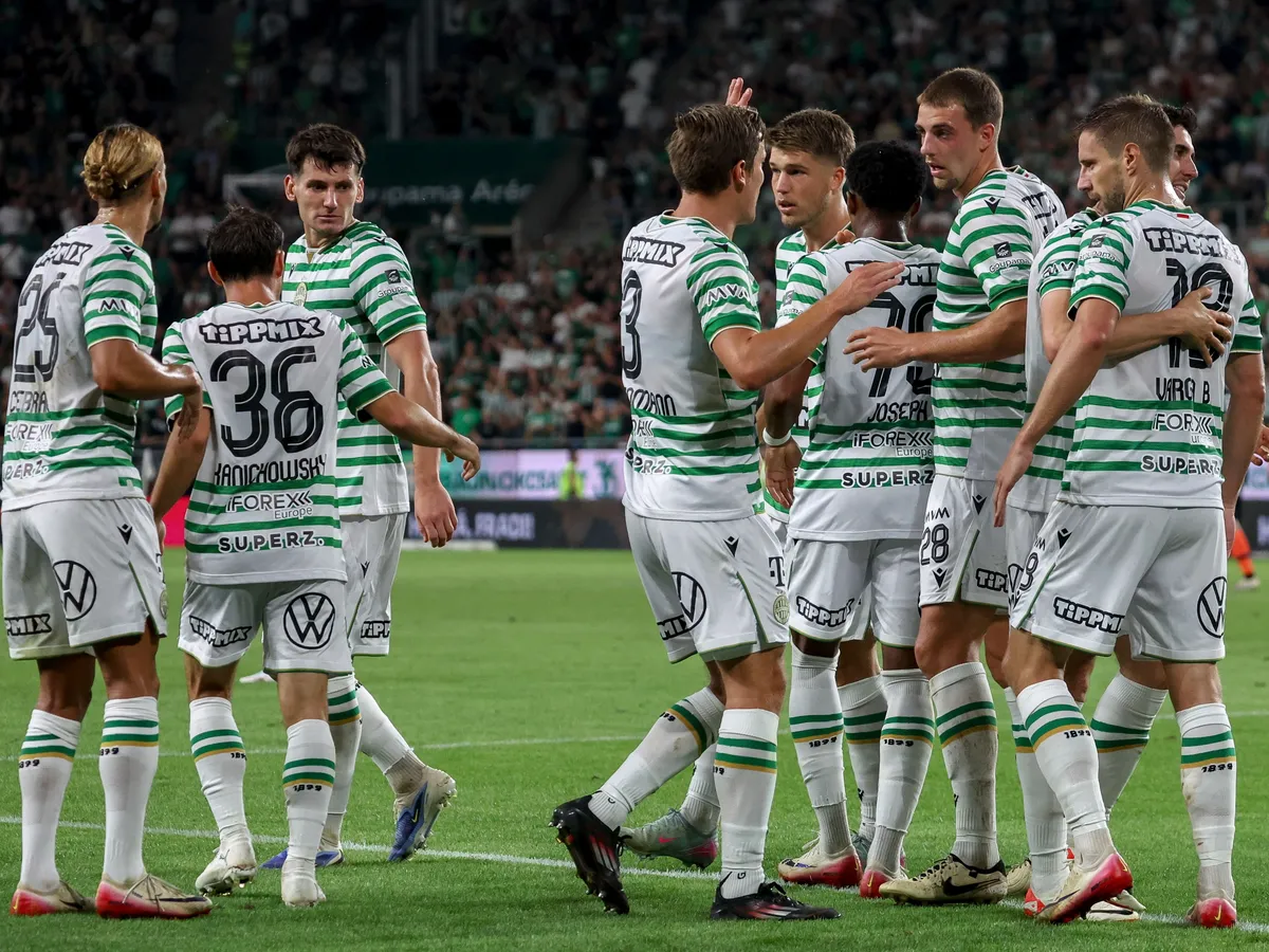 Budapest, 2025. augusztus 12.
A Ferencváros játékosainak gólöröme, jobbról a gólszerző Varga Barnabás a labdarúgó Bajnokok Ligája selejtezőjének harmadik fordulójában játszott Ferencvárosi TC - Ludogorec Razgrad visszavágó mérkőzésen a Groupama Arénában 2025. augusztus 12-én.
MTI/Hegedüs Róbert
