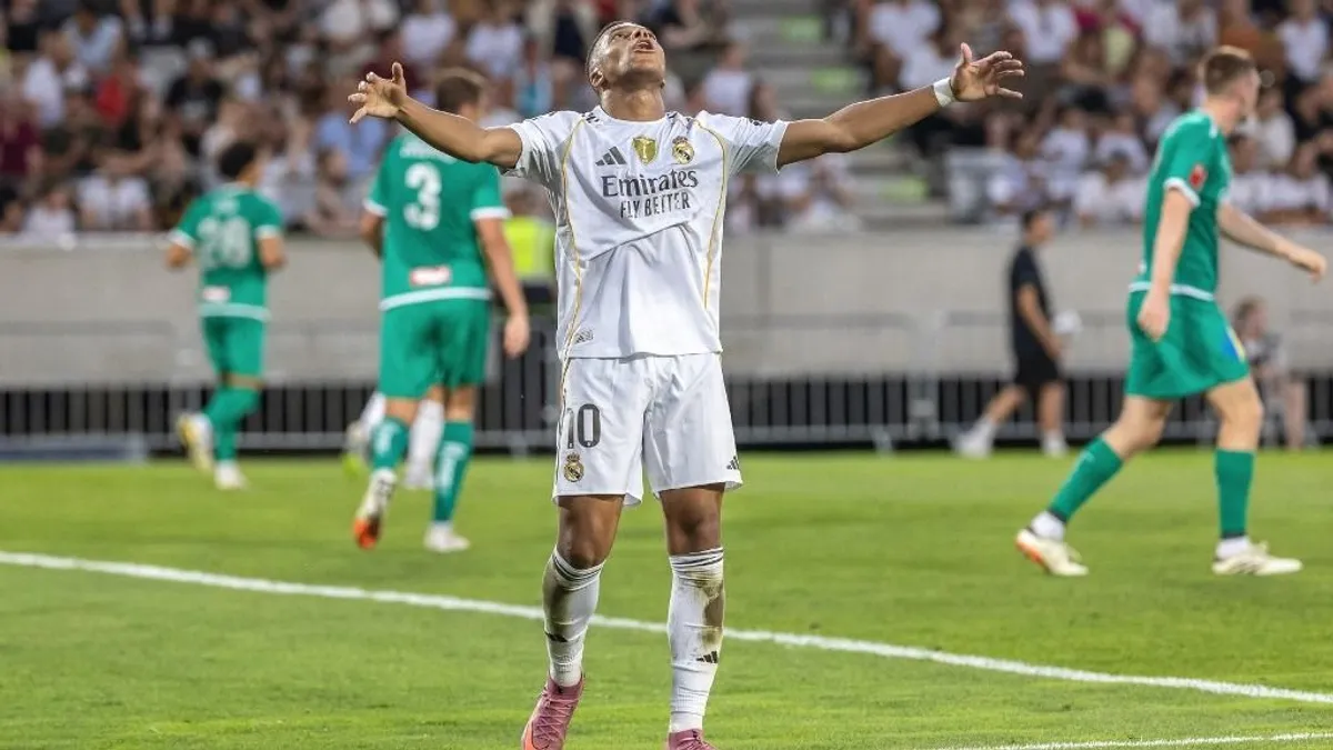 Káosz a Real Madrid ausztriai meccsén, Mbappét is letámadták a pályán