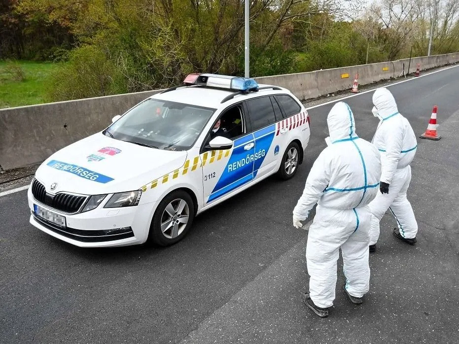 A ragadós száj- és körömfájás betegség terjedésének megakadályozása érdekében fertőtlenítik a Magarországra érkező, az állatszállítással kapcsolatos kamion (háttérben) kerekeit a hegyeshalmi határátkelőhelyen, 2025. április 6-án. (Fotó: MTI/Krizsán Csaba)