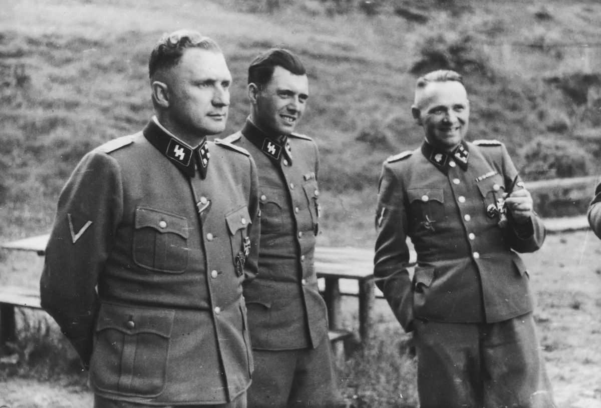 Az auschwitzi láger vezetői: Richard Baer, Josef Mengele és a jobb szélen Rudolf Höss, a lágerparancsnok