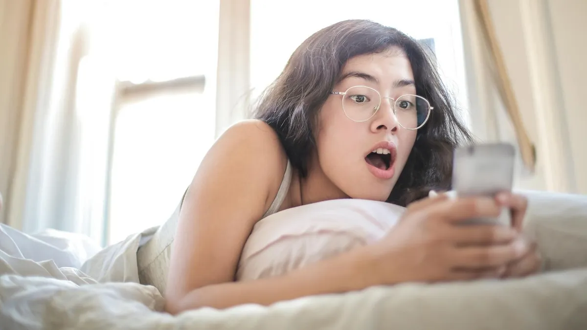 Minden harmadik tizenéves angol lány kapott már kéretlenül meztelen képet