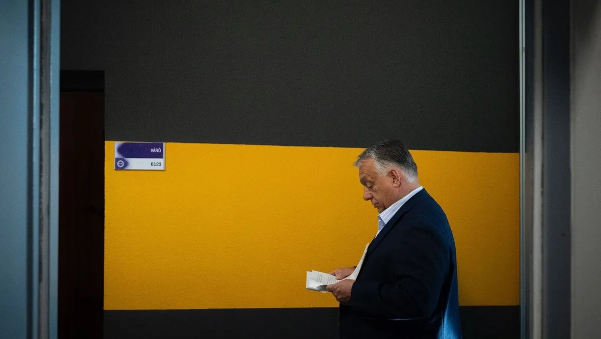 Orbán Viktor miniszterelnök felkészül a reggeli rádióinterjúra az MTVA és a Kossuth Rádió óbudai gyártóbázisán, 2025. augusztus 8-án (kép forrása: Facebook/OrbanViktor)