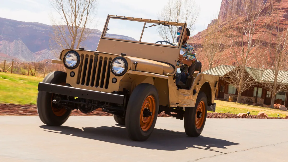 Eleinte még a katonai változat alkatrészeit is használták a civil piacra szánt Jeep CJ-2A esetén