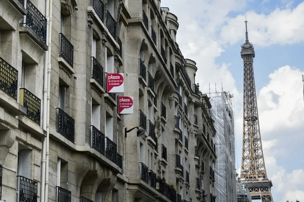 France, Paris, 2023-06-07, real estate, plaza stephane, flat to sell, eiffel tower, Photograph by Magali Cohen / Hans Lucas.France, Paris, 2023-06-07, appartement a vendre, immobilier, marche, tour eiffel, annonces, Photographie par Magali Cohen / Hans Lucas (Photo by Magali Cohen / Hans Lucas via AFP) lakás
