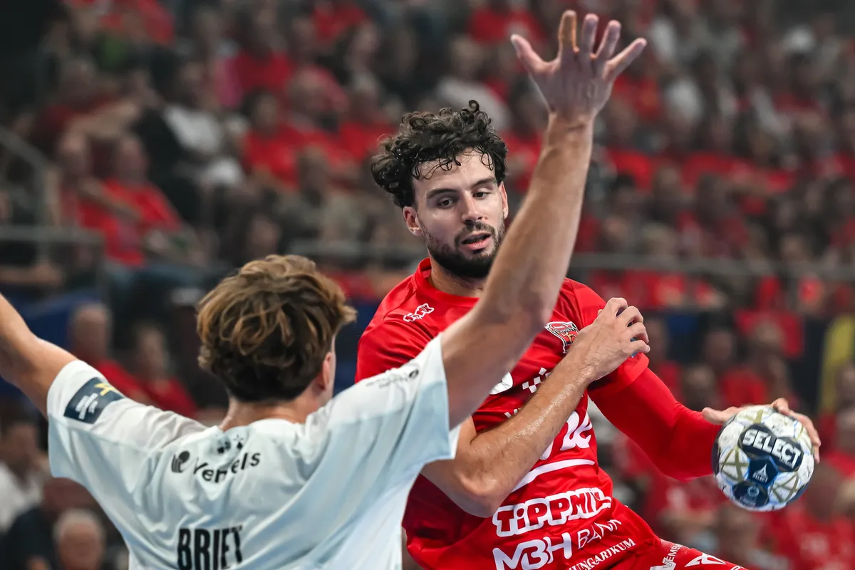 Veszprém, 2025. szeptember 18.
Nedim Remili, a One Veszprém HC (j) és Thibaud Briet, a HBC Nantes játékosa a férfi kézilabda Bajnokok Ligája csoportkörében játszott One Veszprém HC - HBC Nantes mérkőzésen a One Veszprém Arénában 2025. szeptember 18-án.
MTI/Vasvári Tamás