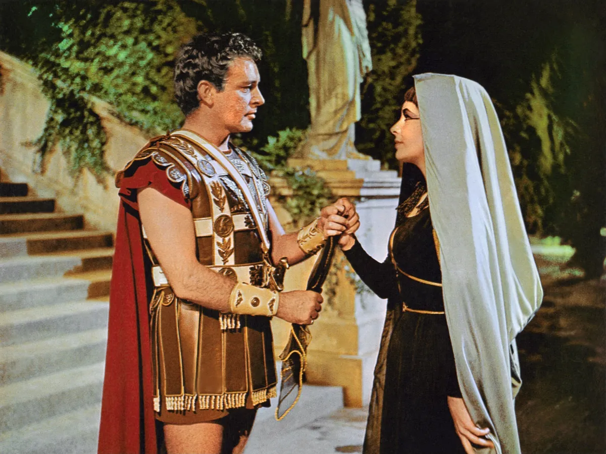 Koltai Lajos, Cleopatra (Cleopatra, USA 1963, Regie: Joseph L. Mankiewicz) Richard Burton (als Marc Anton), Elizabeth Taylor / Antike, Mark, Marcus Antonius, Historienfilm, Römer, Ägypten, Kleopatra /------- WICHTIG: Nutzung nur redaktionell mit Filmtitelnennung bzw. Berichterstattung über diesen Film. Buch- und Kalendernutzungen nur nach Absprache. --- IMPORTANT: To be used solely for editorial coverage of this specific motion picture/tv programme. | Cleopatra: Richard Burton Elizabeth Taylor