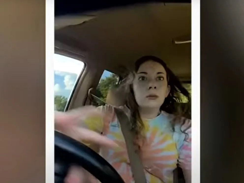 Britney Spears dal közben borult fel egy nő autója Pennsylvaniában – a sokkoló pillanat videóra került.