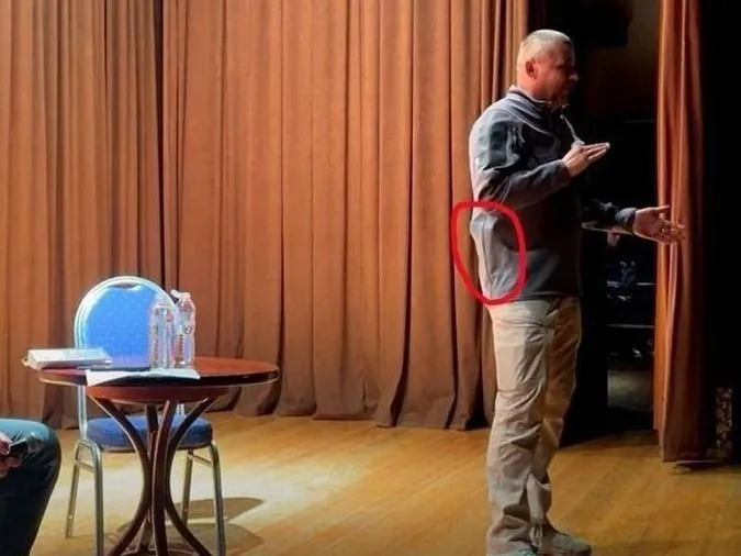 Ruszin-Szendi Romulusz fegyverbotránya: fotók a ferencvárosi tiszás fórumról. (Forrás: Képernyőfotó)