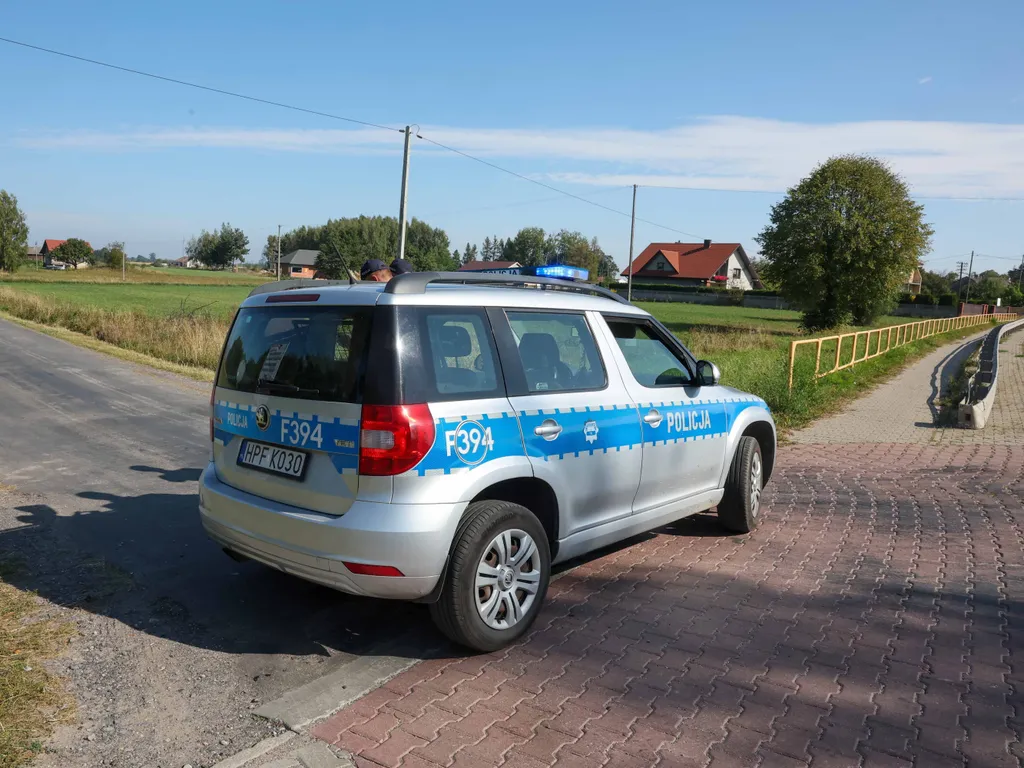 lengyelországi dróntámadás, lengyelországidróntámadás, orosztámadás, orosz, támadás, Ukrajnai háború, Lengyel honvédelem, Mniszków, 2025. szeptember 10.
Rendőrök a helyszínen, ahol orosz drón roncsait találták meg a közép-lengyelországi Lódzi vajdasá
