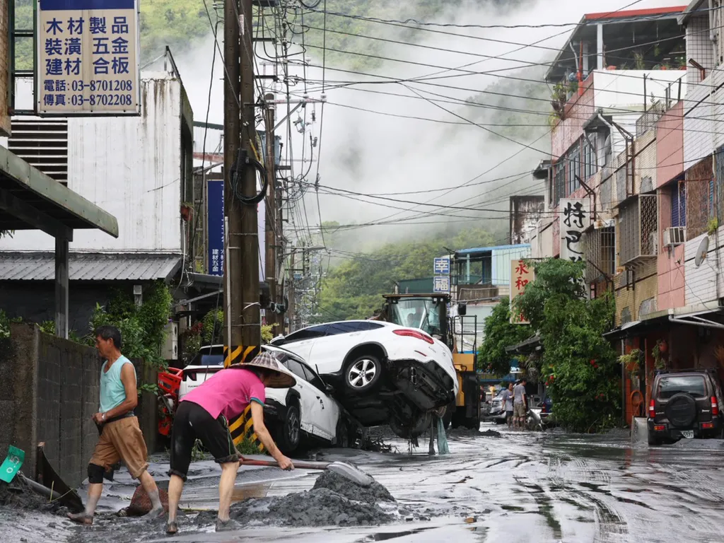 RagasatájfunTajvan, Ragasatájfun, tájfun, Tajvan, időjárás, Ragasa,&nbsp;  Residents clear mud from their property, while damaged cars are seen in the background, in Hualien on September 24, 2025, following the bursting of a barrier lake. At least 14 people we