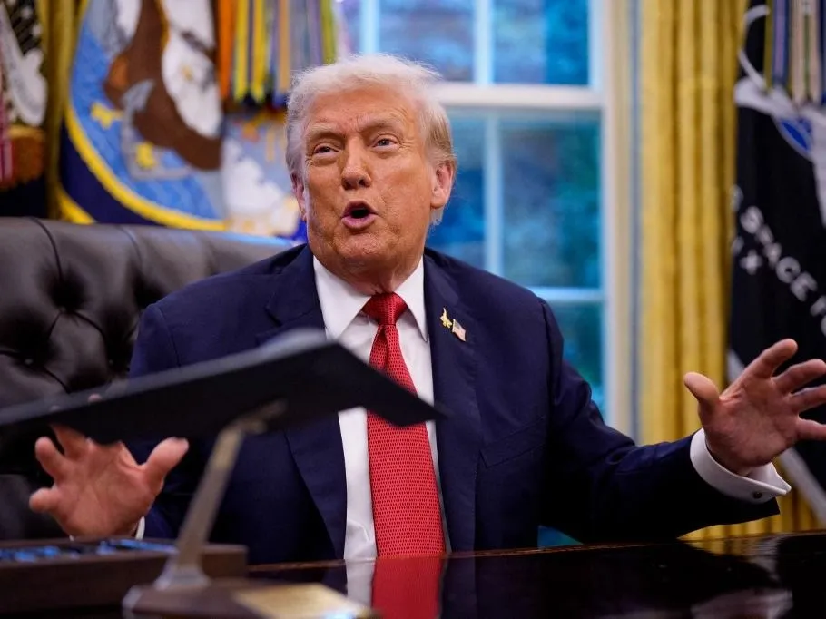 Donald Trump, az Egyesült Államok elnöke a Fehér Ház Ovális Irodájában