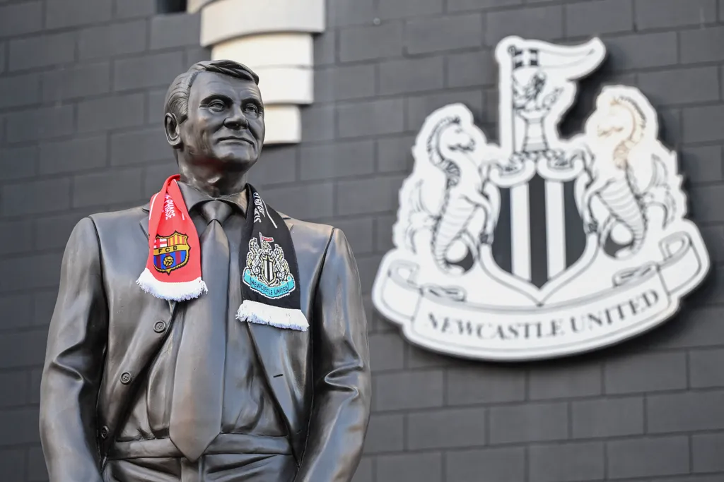 A Barcelona és a Newcastle egykori edzőjének, a legendás Sir Bobby Robson szobrára is rátettek egy meccshez kapcsolódó sálat