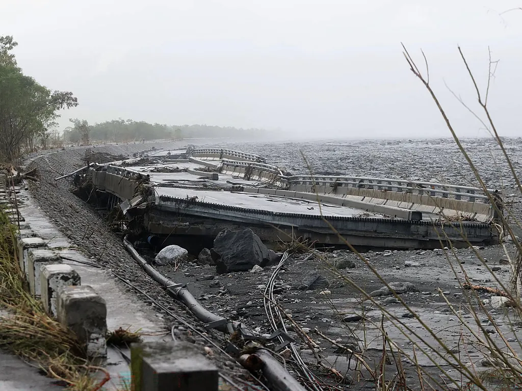 RagasatájfunTajvan, Ragasatájfun, tájfun, Tajvan, időjárás, Ragasa,&nbsp;  Part of the bridge over Mataian Creek is seen destroyed after a barrier lake burst in Hualien on September 24, 2025. The bursting of the barrier lake in Taiwan killed at least 14 people