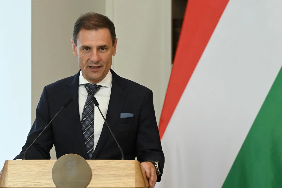 Budapest, 2025. augusztus 22.
Tuzson Bence igazságügyi miniszter beszédet mond az államalapítás és Szent István király ünnepe alkalmából odaítélt állami kitüntetések átadásán a minisztériumban 2025. augusztus 22-én.
MTI/Lakatos Péter