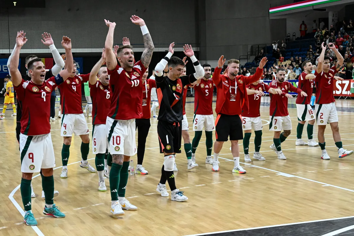 Debrecen, 2025. szeptember 18.
A magyar csapat ünnepli győzelmét a férfi futsal Európa-bajnoki pótselejtezőn játszott Magyarország - Románia mérkőzés után a debreceni Főnix Arénában 2025. szeptember 18-án. A magyar válogatott 3-2-re győzött.
MTI/Szigetváry Zsolt