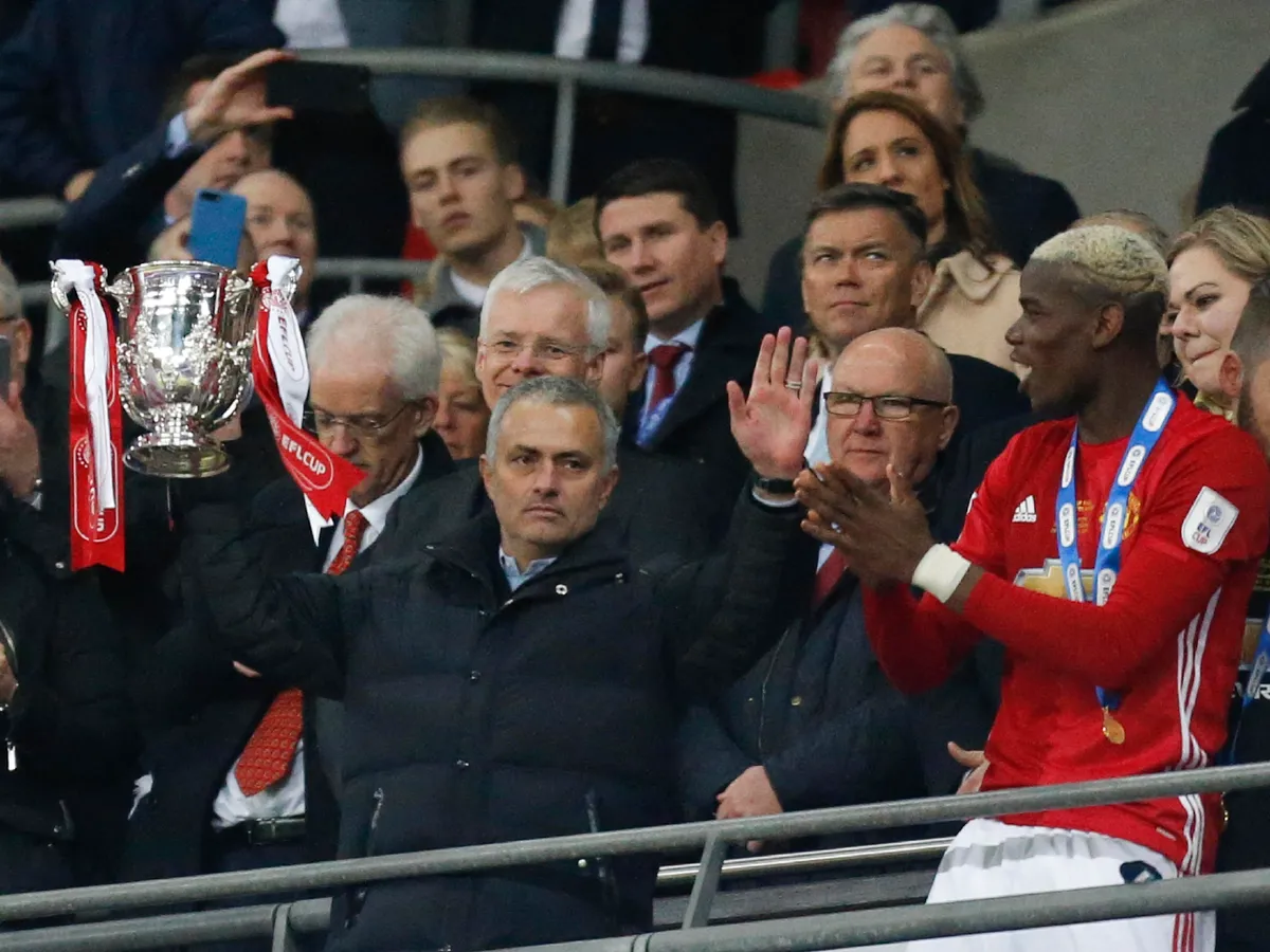 JoséMourinho, JoséMourinhokarrier, José Mourinho, José Mourinho karrier, Manchester United's Portuguese manager Jose Mourinho holds up the trophy as Manchester United players celebrate their victory after the English League Cup final football match between Manchester United and Southampton at Wembley stadium in north London on February 26, 2017. Zlatan Ibrahimovic sealed the first major silverware of Jose Mourinho's Manchester United reign and broke Southampton's hearts as the Swedish star's late goal clinched a dramatic 3-2 victory in Sunday's League Cup final. (Photo by Ian KINGTON / AFP) / RESTRICTED TO EDITORIAL USE. No use with unauthorized audio, video, data, fixture lists, club/league logos or 'live' services. Online in-match use limited to 75 images, no video emulation. No use in betting, games or single club/league/player publications. /