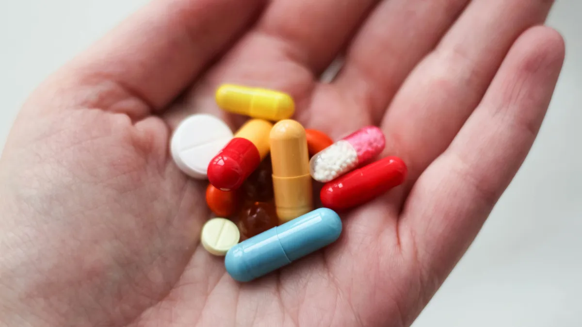 A Bajai Járási Ügyészség gyógyszerhamisítással vádolja a férfit, aki hazánkban nem engedélyezett pirulák átvételét, raktározását, átcsomagolását és külföldre postázását vállalta pénzért.