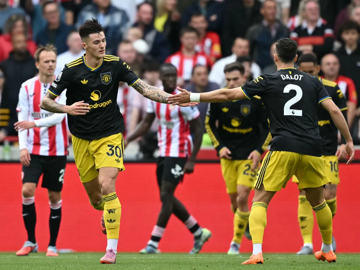Manchester United's Slovenian striker #30 Benjamin Sesko (L) celebrates after scoring their first goal during the English Premier League football match between Brentford and Manchester United at the Gtech Community Stadium in London on September 27, 2025. (Photo by JUSTIN TALLIS / AFP) / RESTRICTED TO EDITORIAL USE. No use with unauthorized audio, video, data, fixture lists, club/league logos or 'live' services. Online in-match use limited to 120 images. An additional 40 images may be used in extra time. No video emulation. Social media in-match use limited to 120 images. An additional 40 images may be used in extra time. No use in betting publications, games or single club/league/player publications. / 