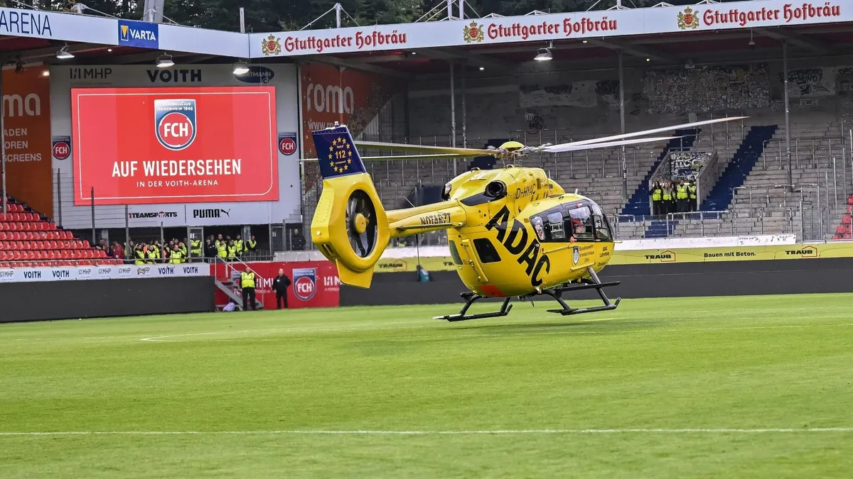 Szörnyű baleset, a szerencsétlenül járt szurkolót mentőhelikopterrel kellett kórházba szállítani a Bundesliga-meccsen