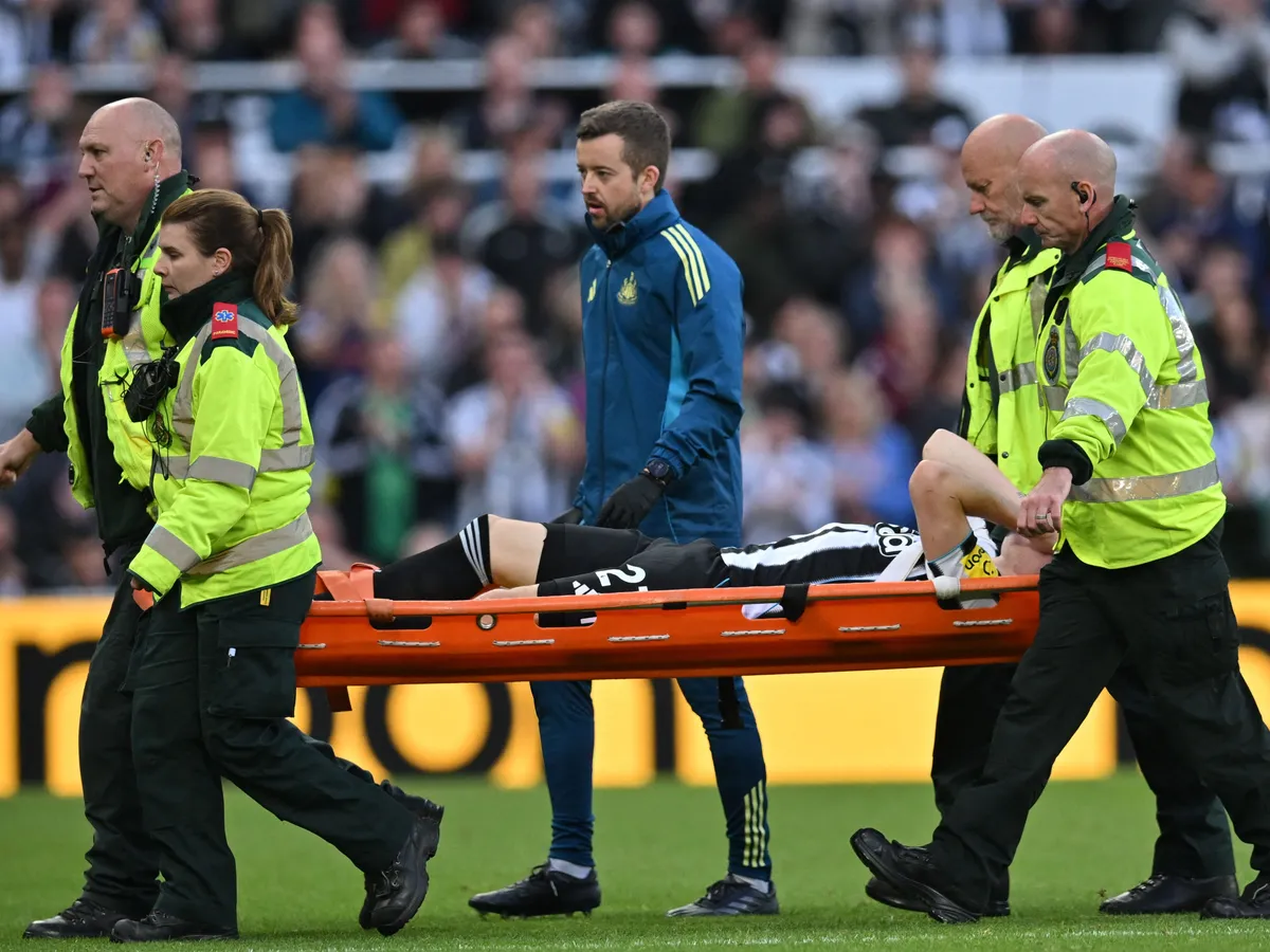 Newcastle United's English defender #21 Tino Livramento is taken off on a stretcher after picking up an injury during the English Premier League football match between Newcastle United and Arsenal at St James' Park in Newcastle-upon-Tyne, north east England on September 28, 2025. (Photo by ANDY BUCHANAN / AFP) / RESTRICTED TO EDITORIAL USE. No use with unauthorized audio, video, data, fixture lists, club/league logos or 'live' services. Online in-match use limited to 120 images. An additional 40 images may be used in extra time. No video emulation. Social media in-match use limited to 120 images. An additional 40 images may be used in extra time. No use in betting publications, games or single club/league/player publications. / 
