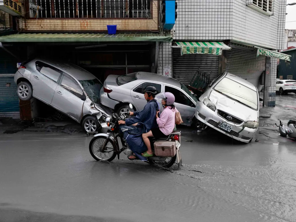 RagasatájfunTajvan, Ragasatájfun, tájfun, Tajvan, időjárás, Ragasa,&nbsp;  Kuangfu, 2025. szeptember 24.
Feltorlódott autóroncsok előtt megy egy motoros egy iszappal borított utcán, a világ idei legerősebb tájfunja, a Ragasa által okozott vihar elvonulása után
