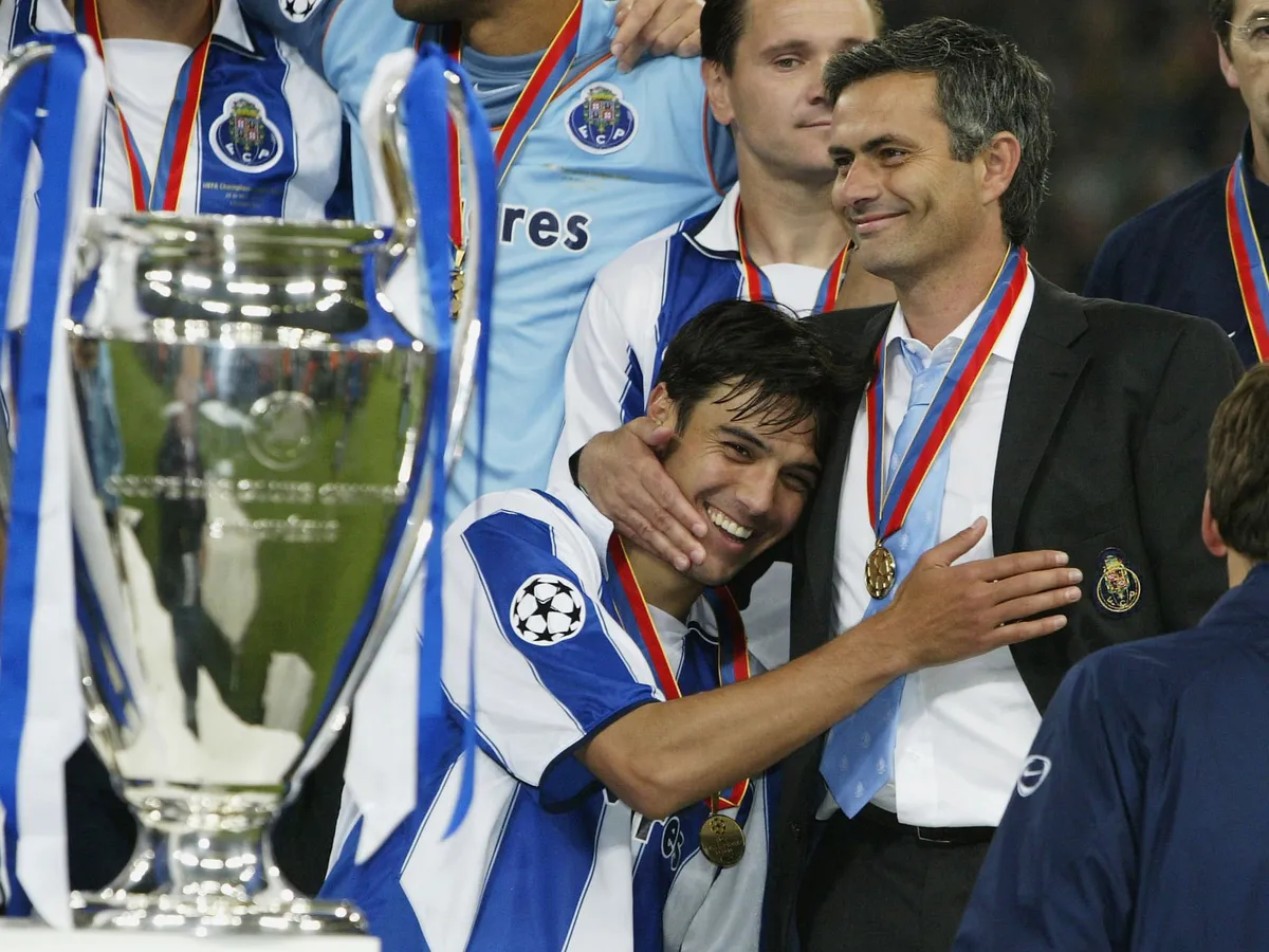 Nuno Valente és José Mourinho a BL-trófeával 2004. május 26-án