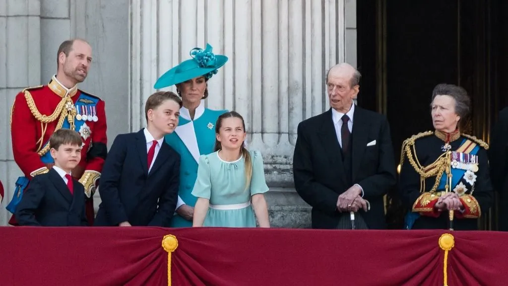 brit királyi család, LONDON, UNITED KINGDOM - JUNE 14, 2025: William, Prince of Wales, Catherine, Princess of Wales, Prince Louis, Prince George, Princess Charlotte, Prince Edward, Duke of Kent and Anne, Princess Royal gather on the balcony of Buckingham Palace for a fly-past by the Royal Air Force during Trooping the Colour King's Birthday Parade in London, United Kingdom on June 14, 2025. (Photo by WIktor Szymanowicz/NurPhoto) (Photo by WIktor Szymanowicz / NurPhoto via AFP)