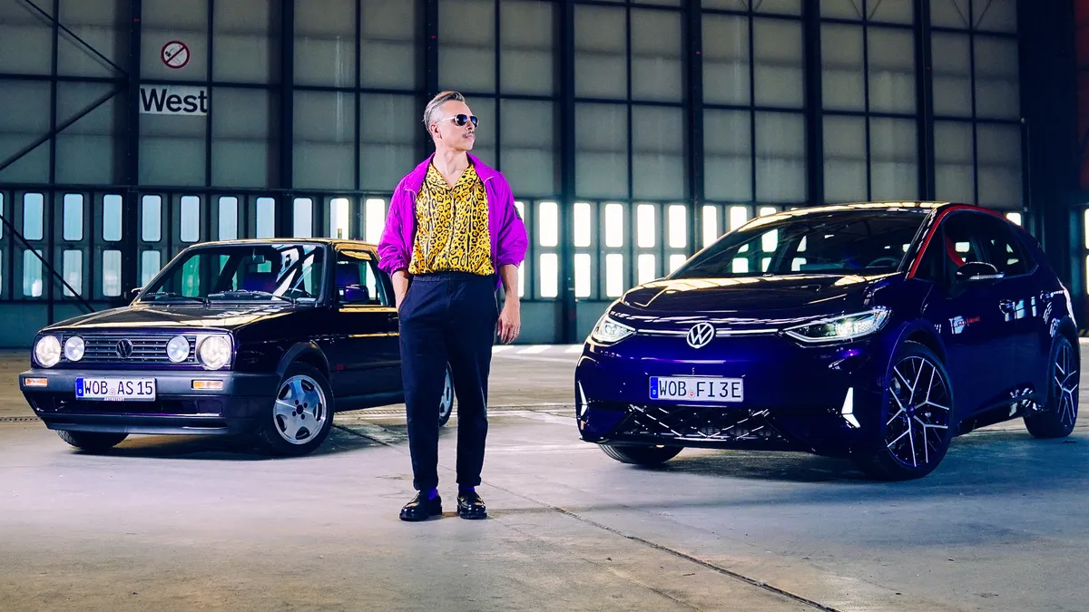 Egy Volkswagen Golf Fire+Ice és egy ID.3 Fire+Ice között áll Tino Pinotek DJ