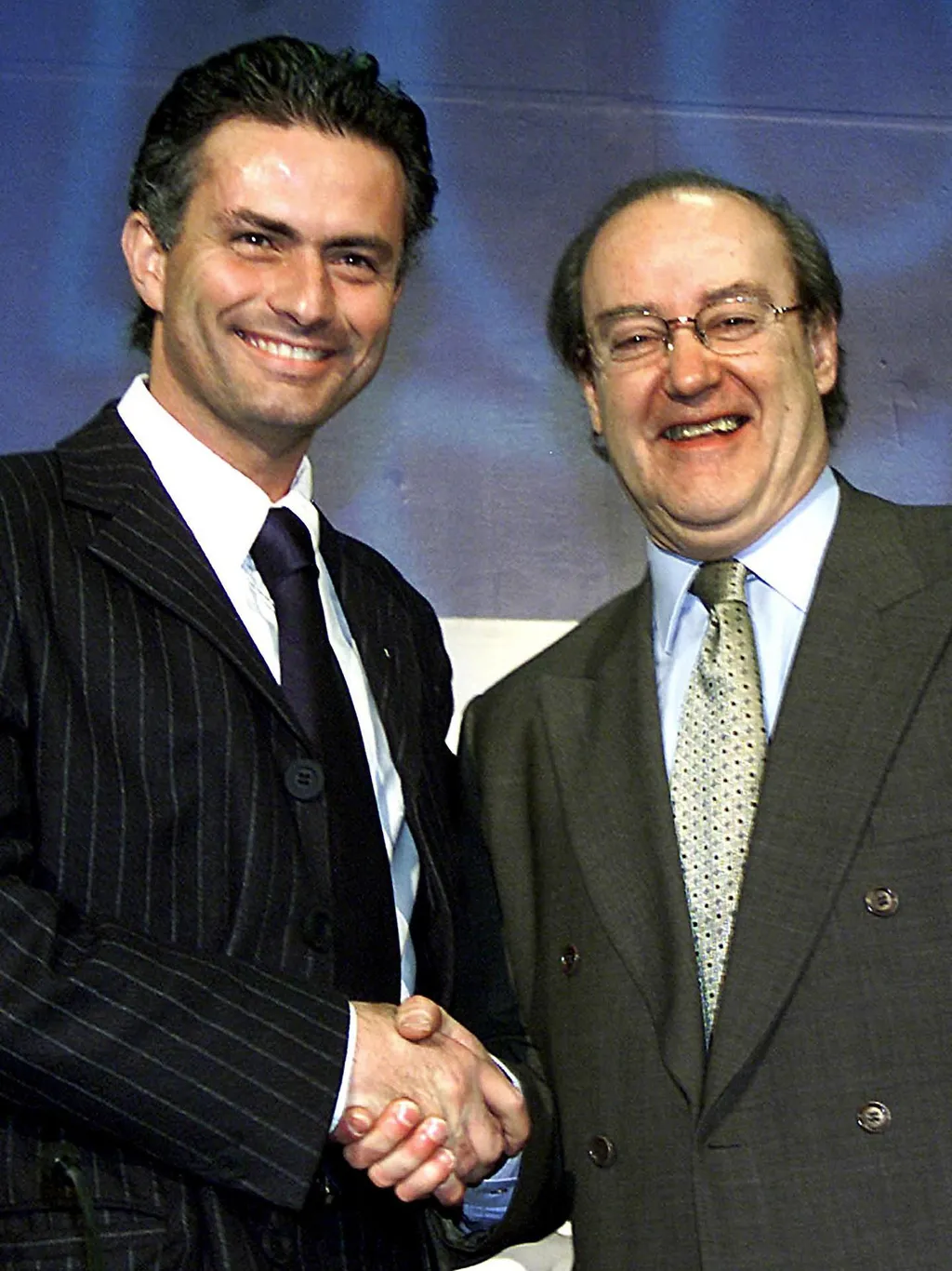 JoséMourinho, JoséMourinhokarrier, José Mourinho, José Mourinho karrier, New coach of the Portuguese soccer team FC Porto, Jose Mourinho (L) shakes hands with president Pinto da Costa 23 January 2002, at the Antas stadium in Porto. Mourinho was named on