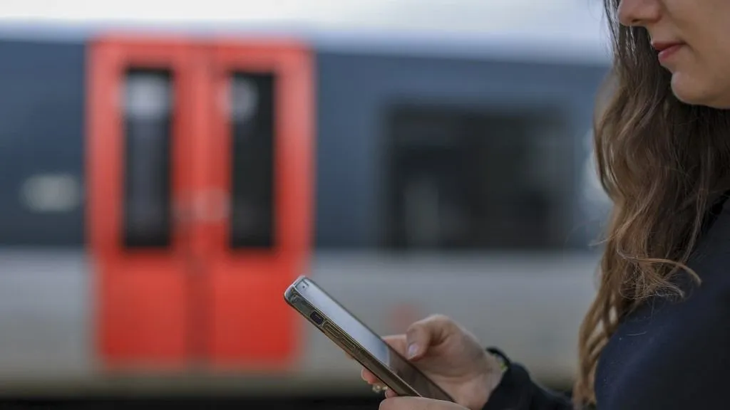 Illusztráció Egy nő a mobiltelefonjával, Duolingo