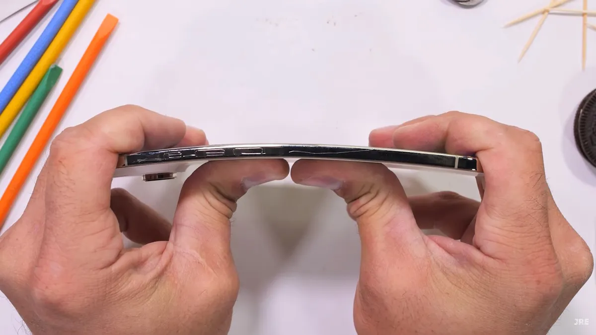 Nem az történt az iPhone Air kézi hajlítási kísérletekor, mint amire a youtuber számított