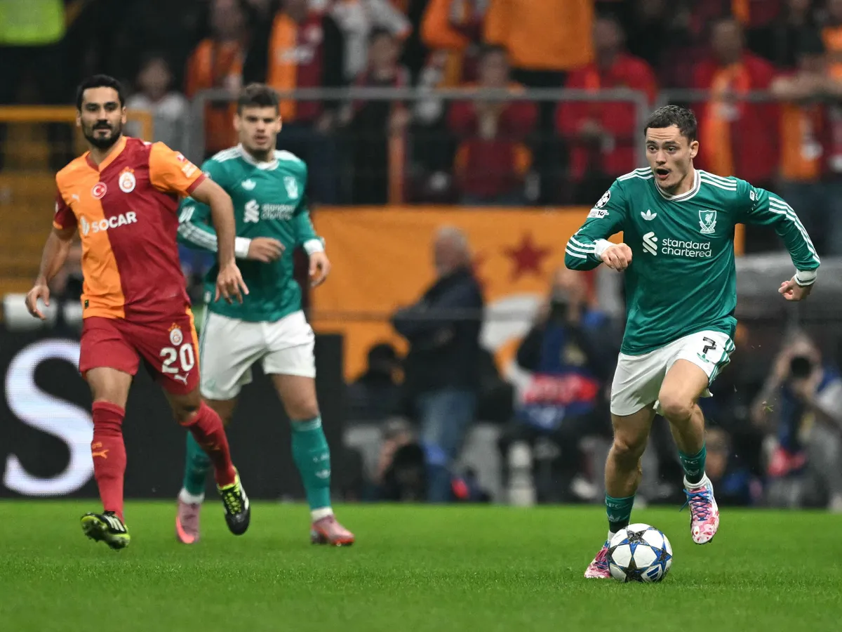 Kerkez Milos (balra) megszerezhette volna az első gólját a Liverpool csapatában